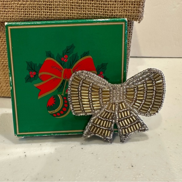Vintage 1988 Avon set of 2 “All that Glitters” pins/brooch- Ponsettia & Bow tie - Picture 12 of 12